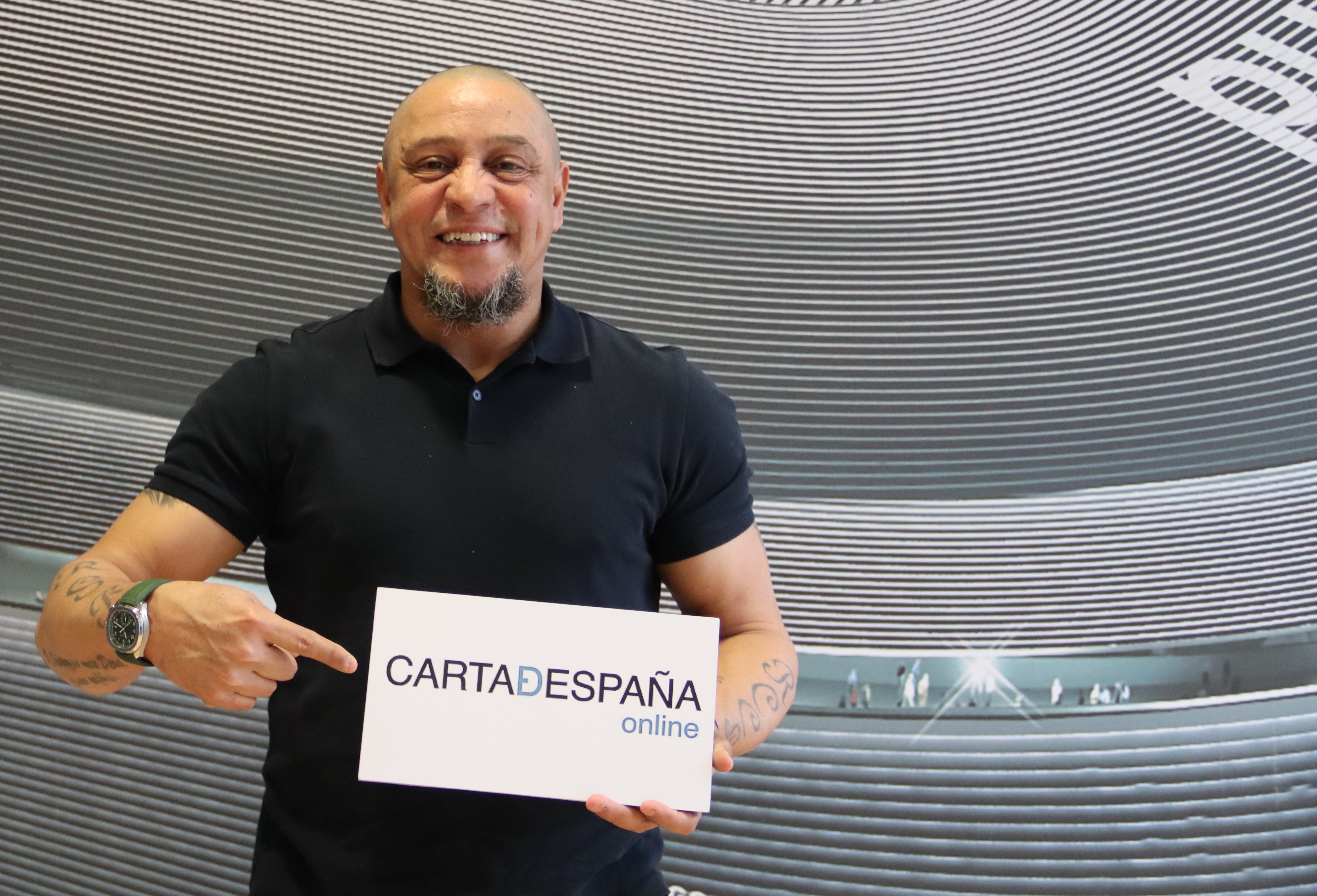 Roberto Carlos señalando Carta de España