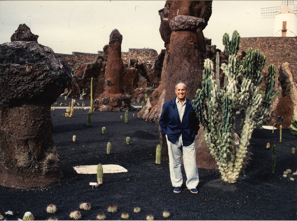 Manrique en su jardín de cactus