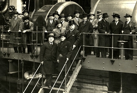 Grupo de hombres de negocios españoles en una factoría de Liverpool hacia 1925
