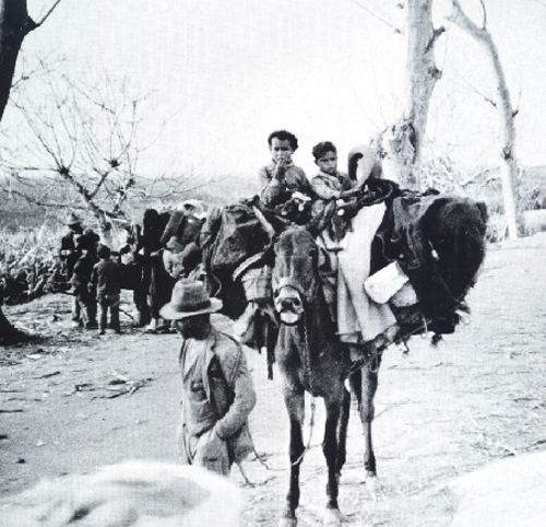 Refugiados huyendo de los bombardeos de Málaga