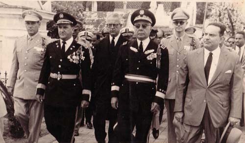El dictador Rafael Leónidas Trujillo rodeado de algunos de sus ministros