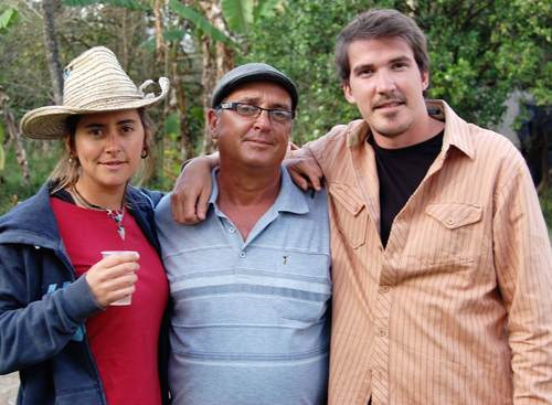 Iris Carballo y Mario Ramírez con un descendiente canario