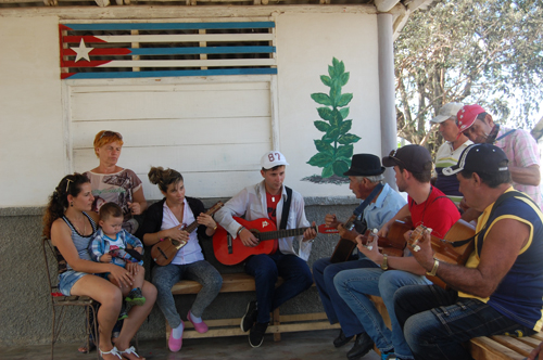 Grupo de descendientes tocando música canaria