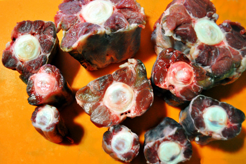 Trozos de rabo de vacuno en crudo