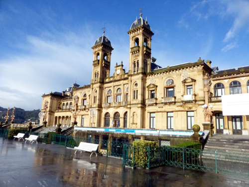 El Ayuntamiento, antiguo casino, construido en 1887.