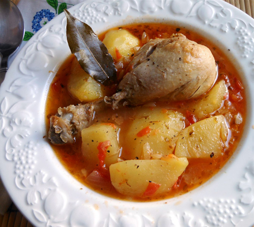 En España se estofan todo tipo de carnes y verduras como en este estofado de pollo