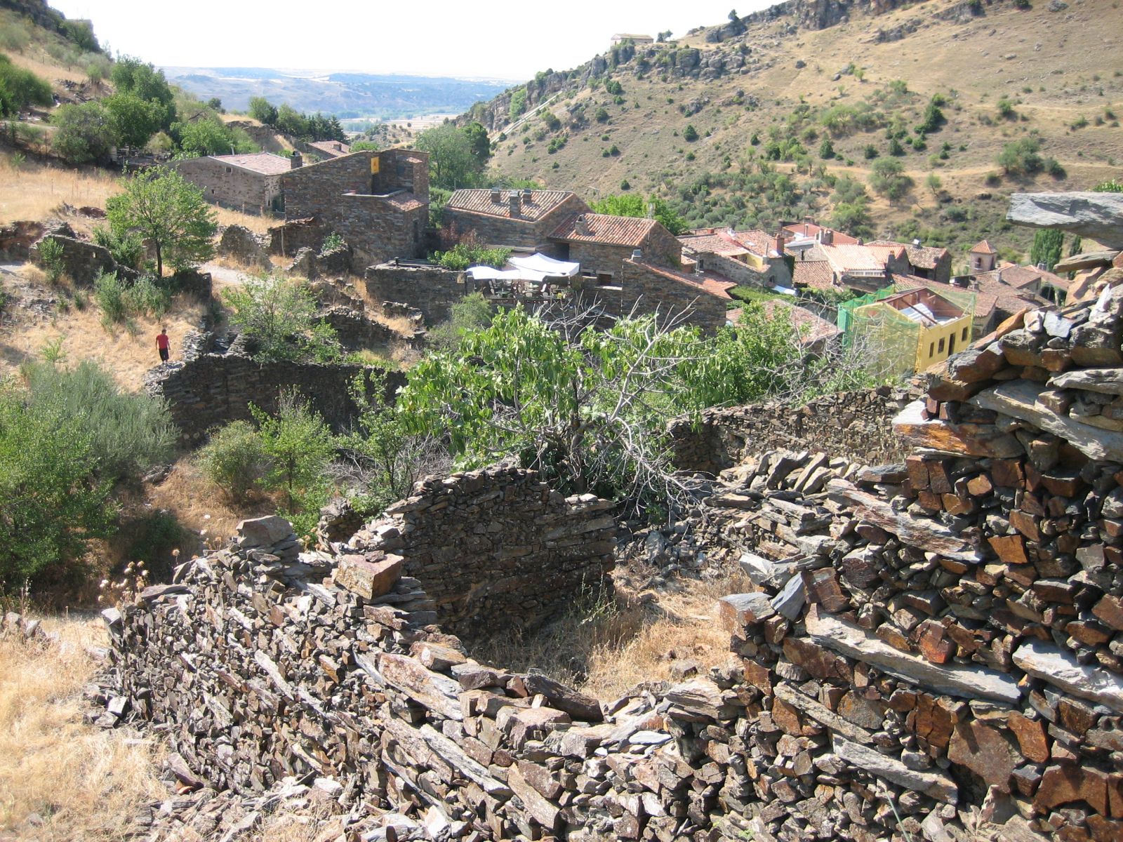 Desde la altura de su escondite, Patones domina el amplio valle del Río Jarama