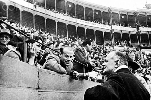 Con Ava Gardner y el embajador estadounidense en la plaza de toros de Valencia