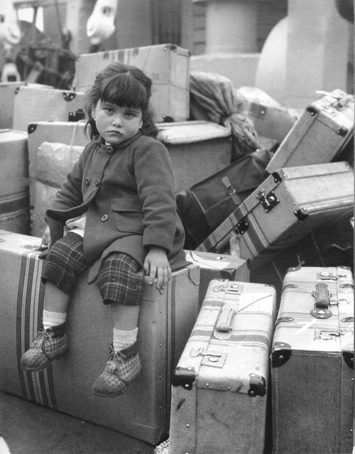 Niña sobre maletas, esperando a su madre, A Coruña, 1963