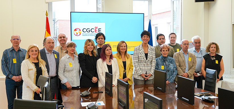 La ministra de Inclusión, Seguridad Social y Migraciones, Elma Saiz, junto a Elena Bernardo, Directora General de la Ciudadanía Española en el Exterior y Políticas de Retorno y Violeta Alonso, presidenta del consejo. Con miembros de la Comisión de Derechos Civiles y Participación