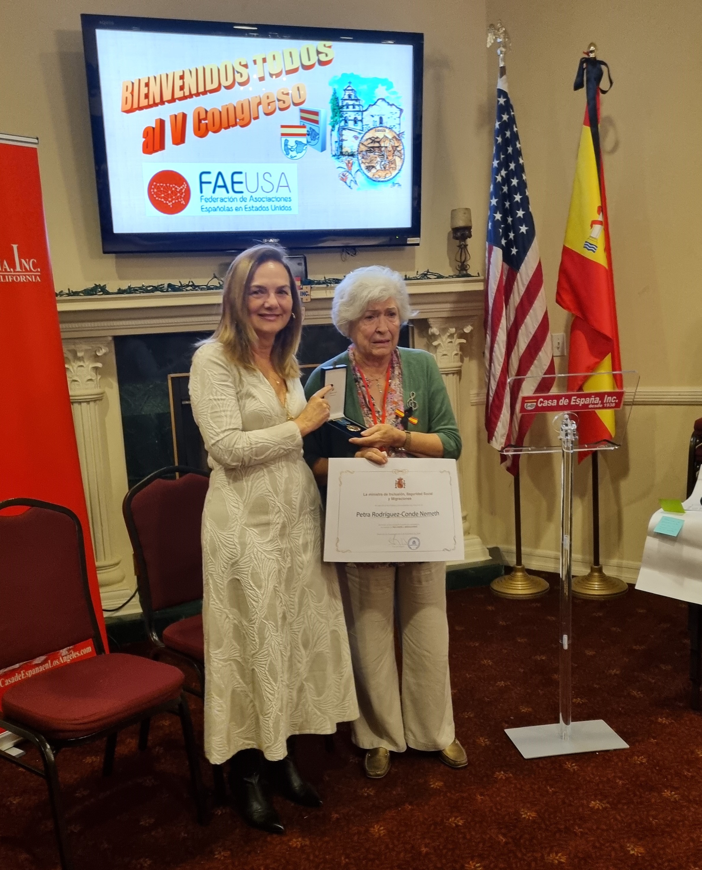 La Directora General de la Ciudadanía Española en el Exterior, Elena Bernardo, haciendo entrega de la medalla y el diploma a Petra Rodríguz-Conde Nemeth