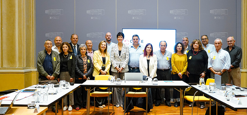 La ministra de Inclusión, Seguridad Social y Migraciones, Elma Saiz, junto a Elena Bernardo, Directora General de la Ciudadanía Española en el Exterior y Políticas de Retorno y Violeta Alonso, presidenta del consejo. Con miembros de la Comisión de Asuntos Sociolaborales