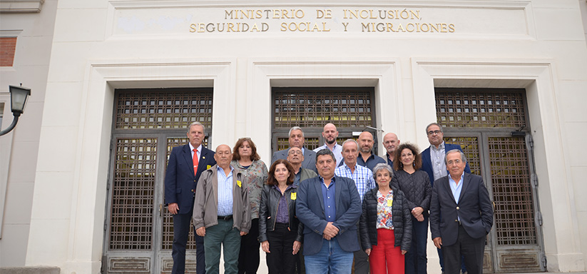 Miembros de la Comisión de Asuntos Sociolaborales en la puerta del Ministerio de Inclusión