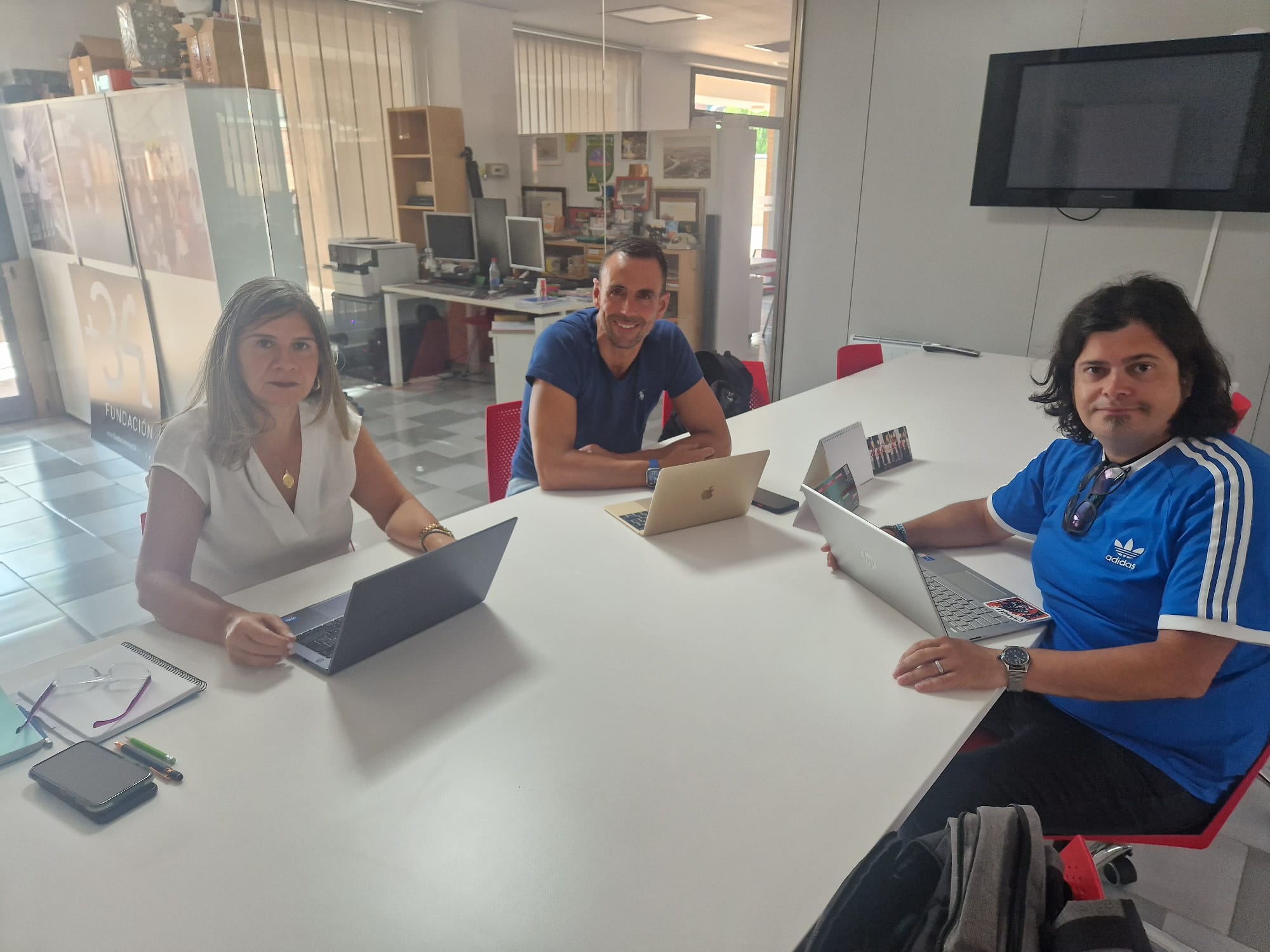 De izquierda a derecha: Rosario Sánchez y Javier Casado, coordinadora y presidente de la Fundación +34; y David Casarejos, presidente de la Comisión de Derechos Civiles y Participación del CGCEE