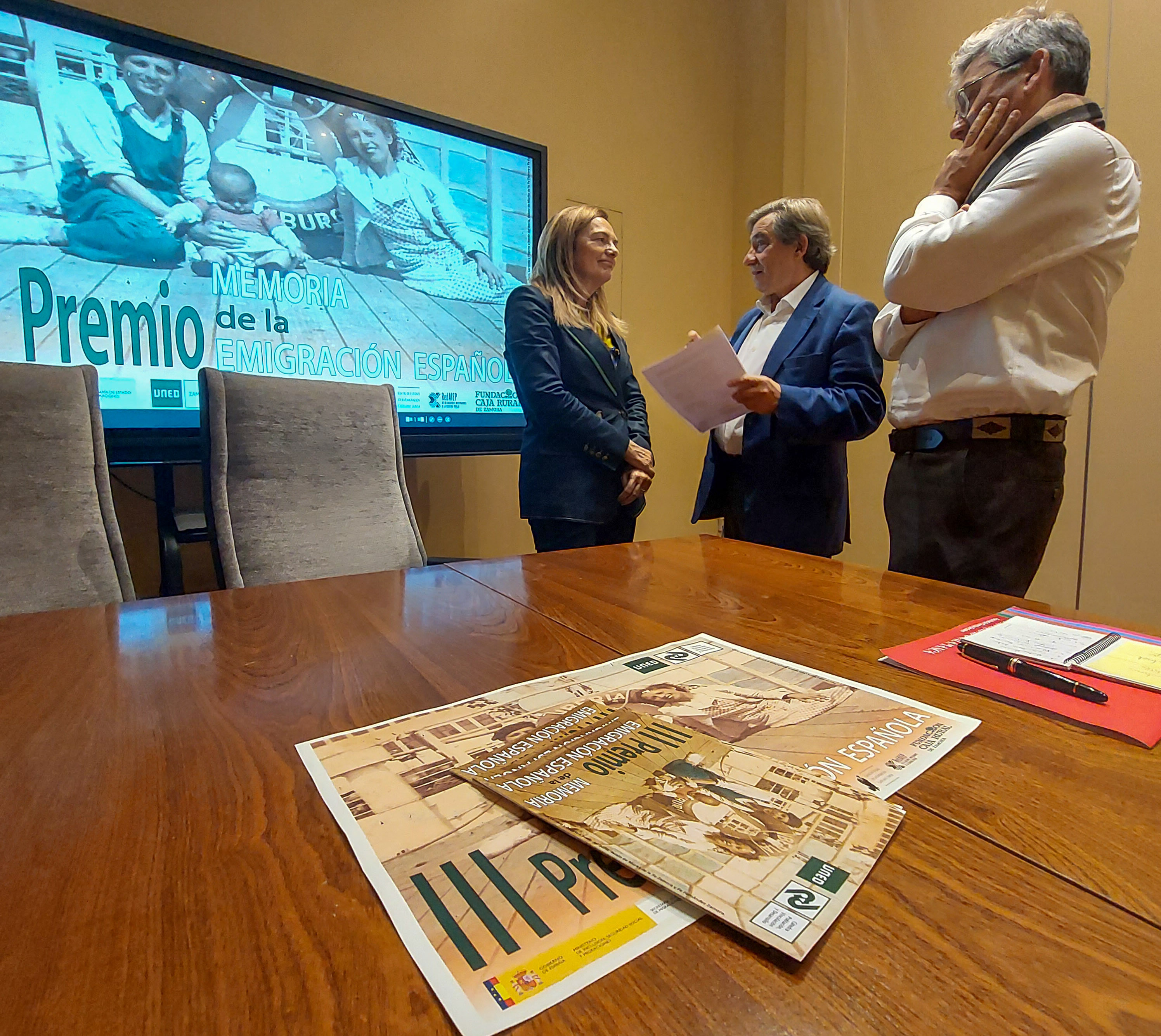 La Directora General de la Ciudadanía Española en el Exterior, Elena Bernardo, junto Juan Andrés Blanco, Catedrático en UNED Zamora; y Arsenio Dacosta, profesor de la Universidad de Salamanca
