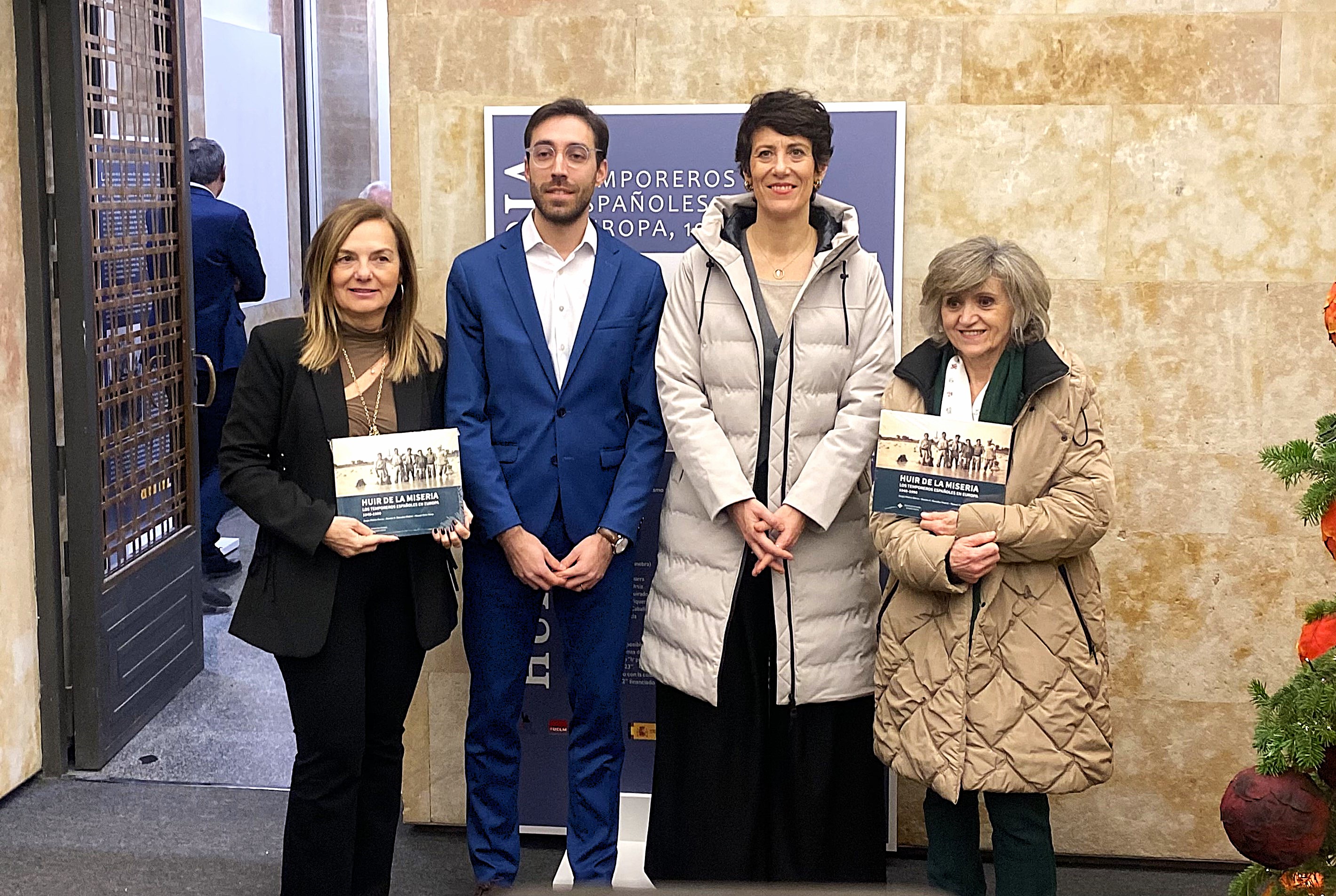 De izq. a dcha.: Elena Bernardo, directora general de la Ciudadanía Española en el Exterior; Sergio Molina, comisario de la exposición; Elma Saiz, ministra de Inclusión, Seguridad Social y Migraciones; y Luisa Carcedo, directora de la Fundación Pablo Iglesias. 