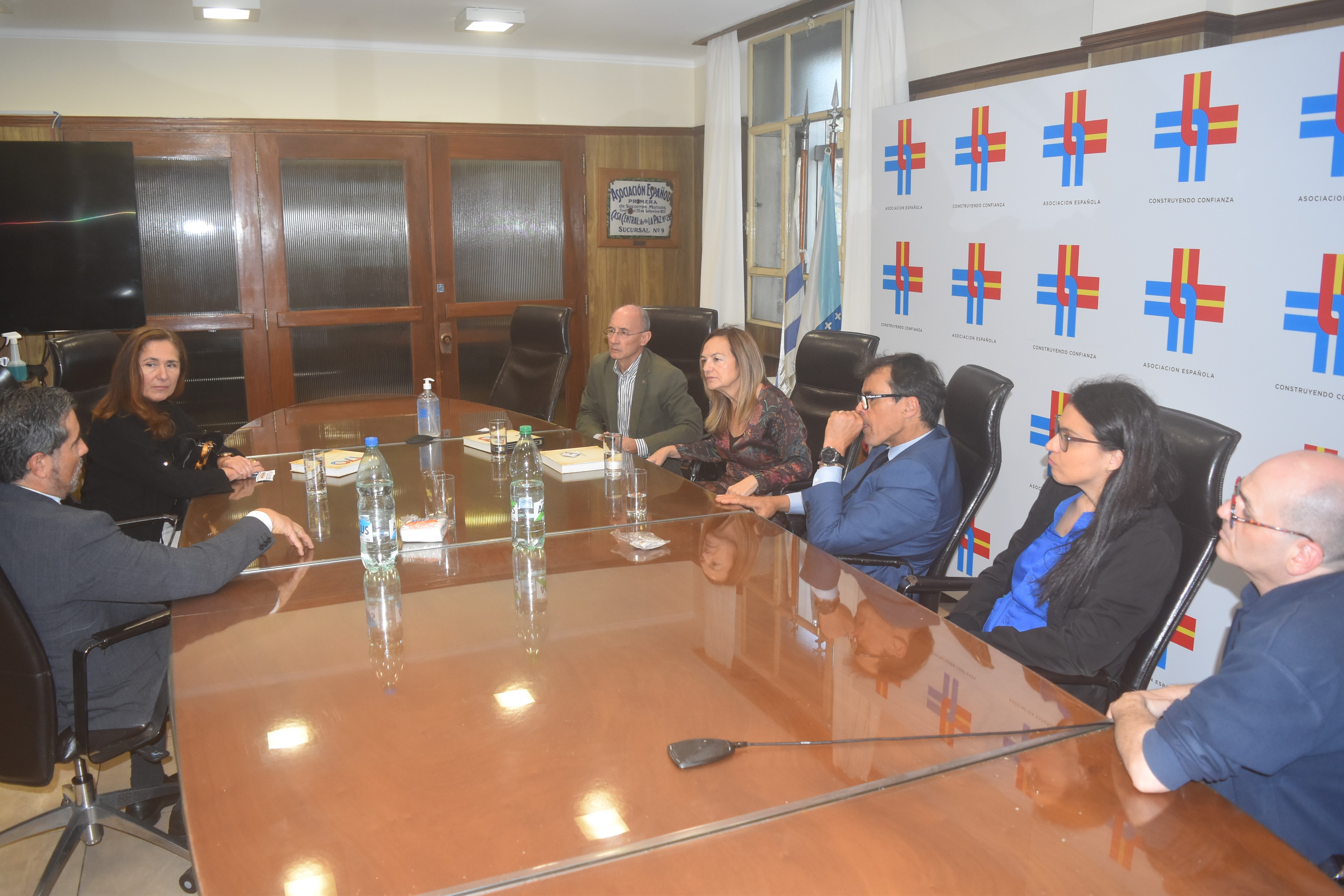 Reunión con directivos de Asociacion Española Primera de Socorros Mutuos en Montenvideo