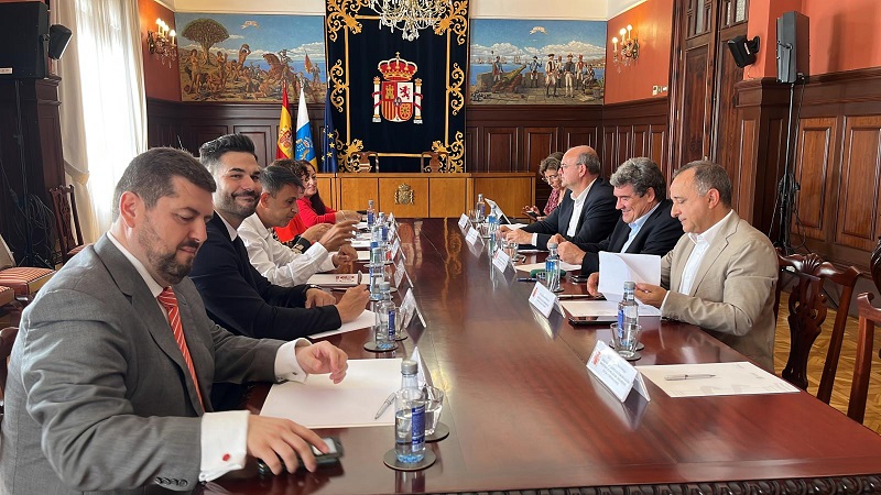 Reunión con agentes sociales en Canarias