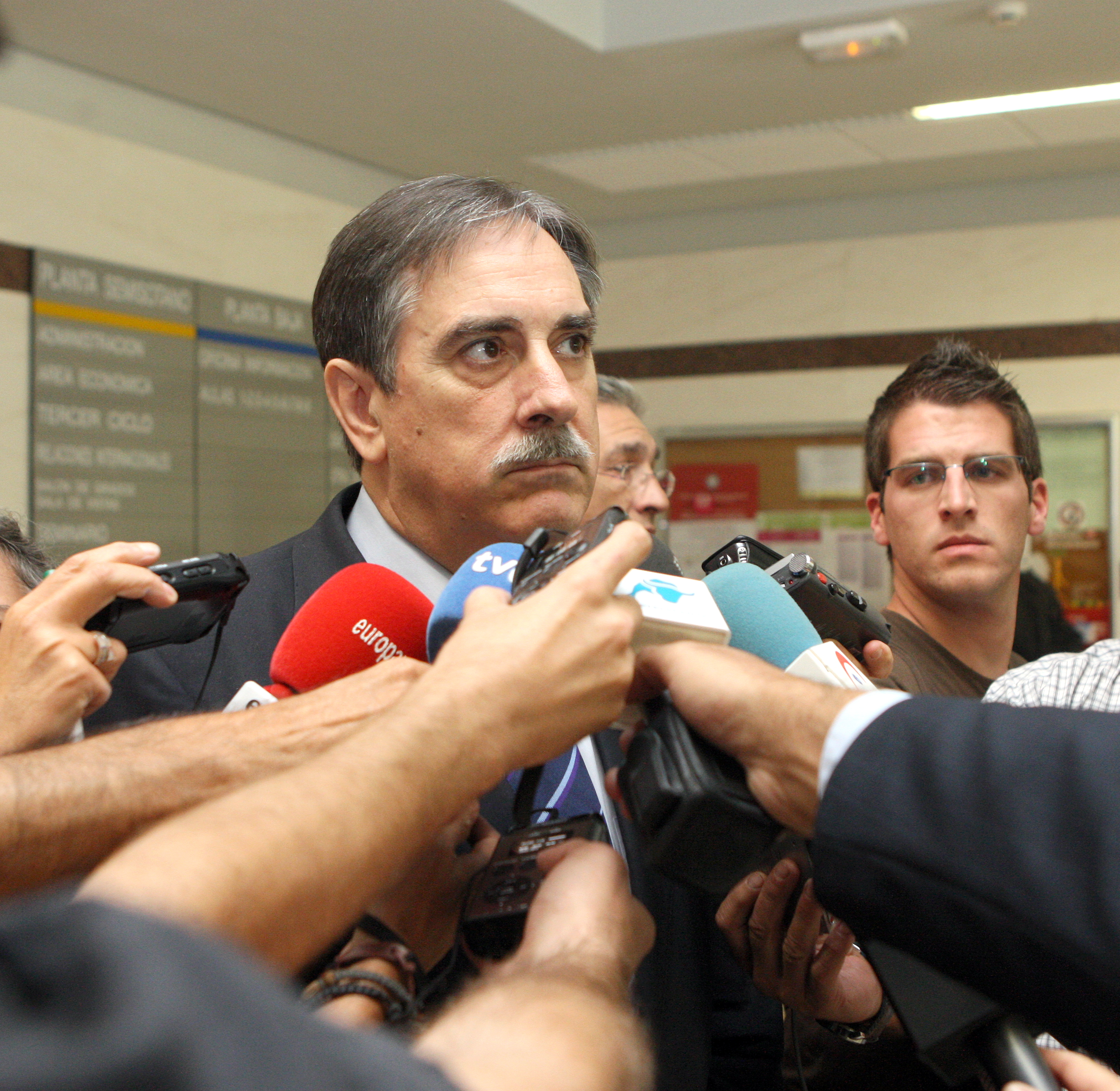 Valeriano Gómez atendiendo a los medios de comunicación