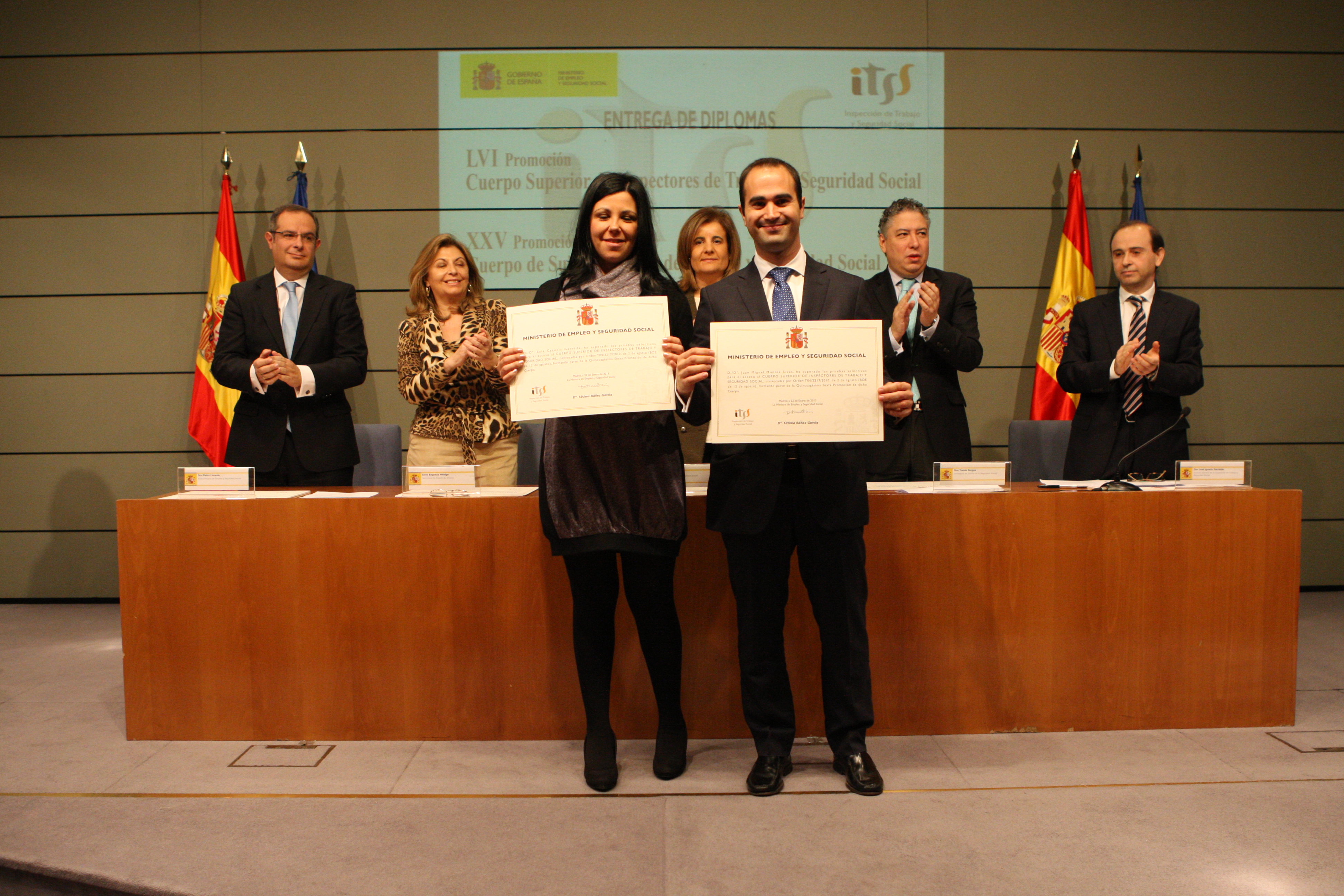 Ministra entrega diplomas inspectores