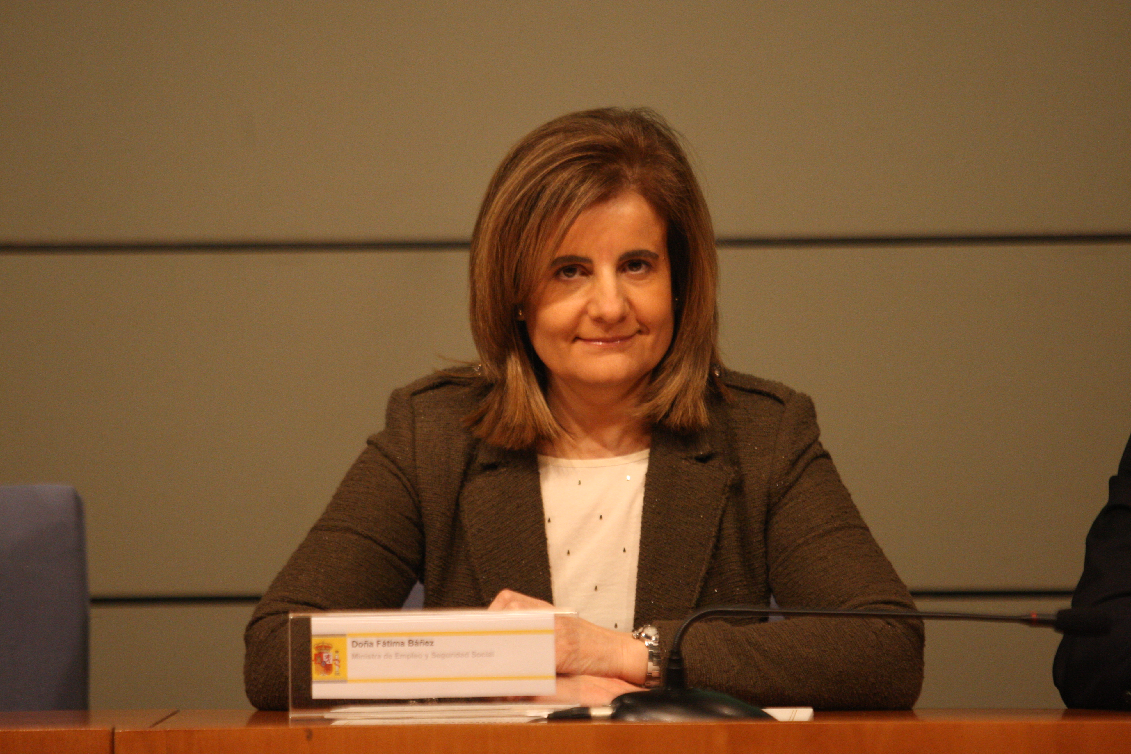 Ministra entrega diplomas inspectores