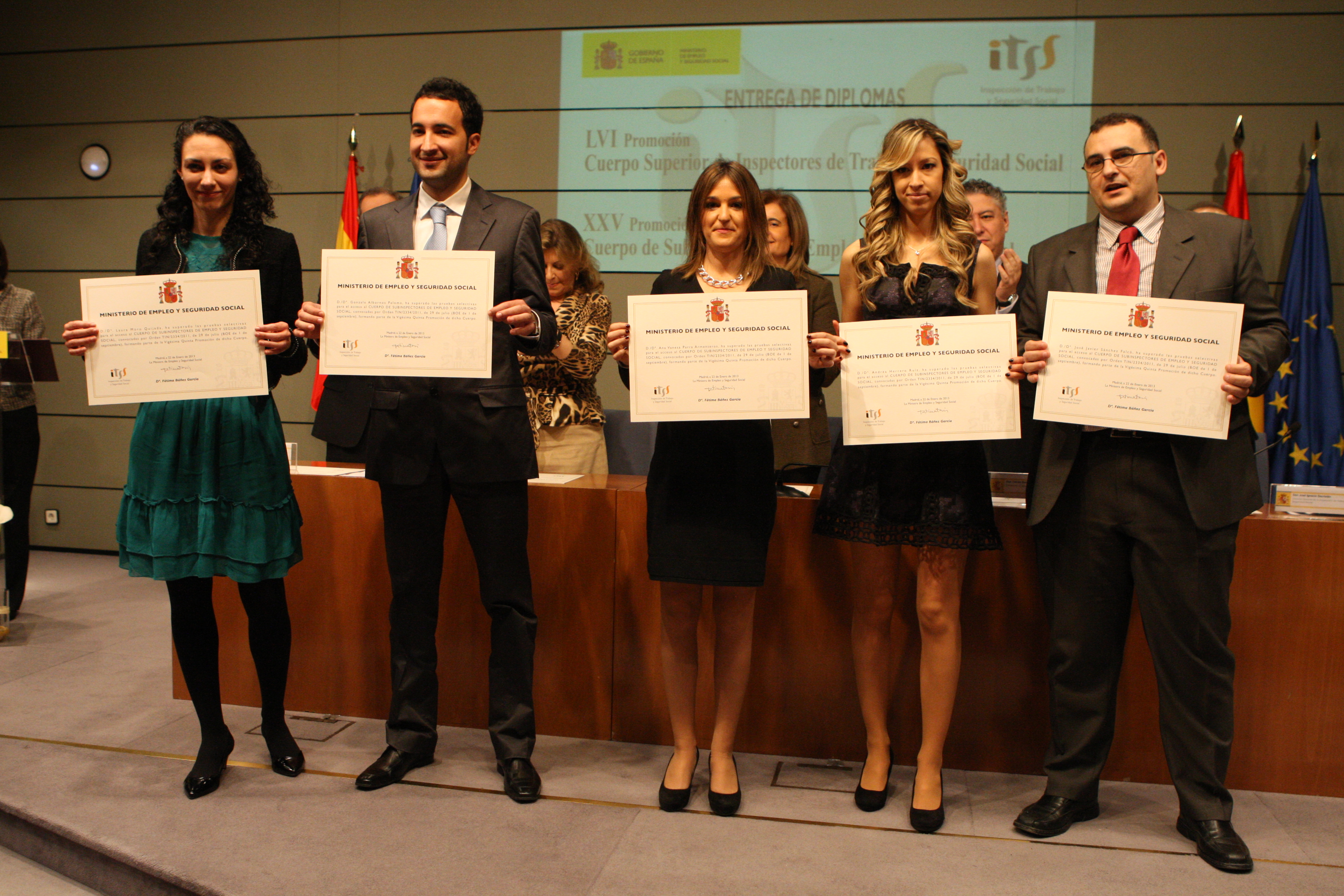 Ministra entrega diplomas inspectores