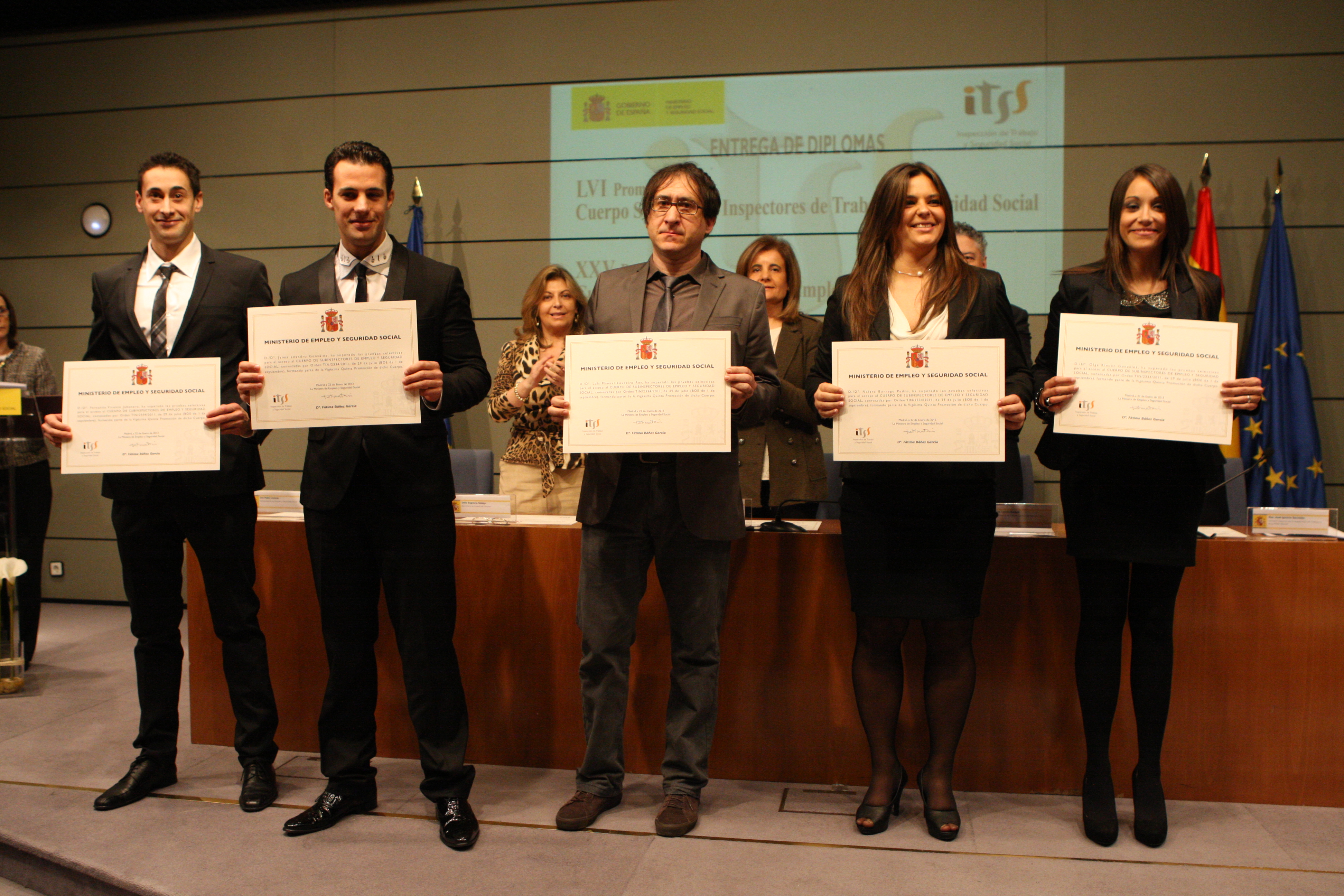 Ministra entrega diplomas inspectores