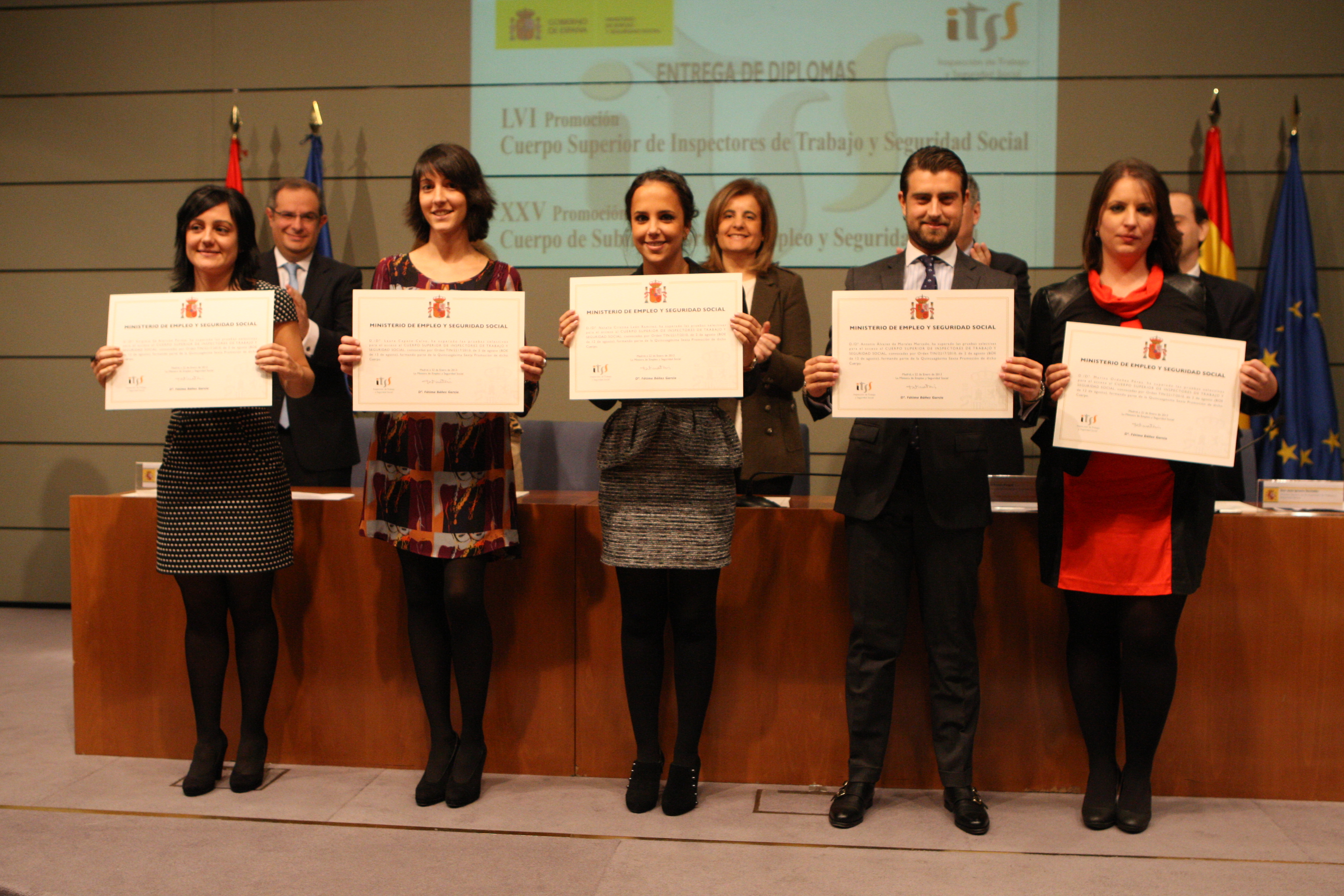 Ministra entrega diplomas inspectores