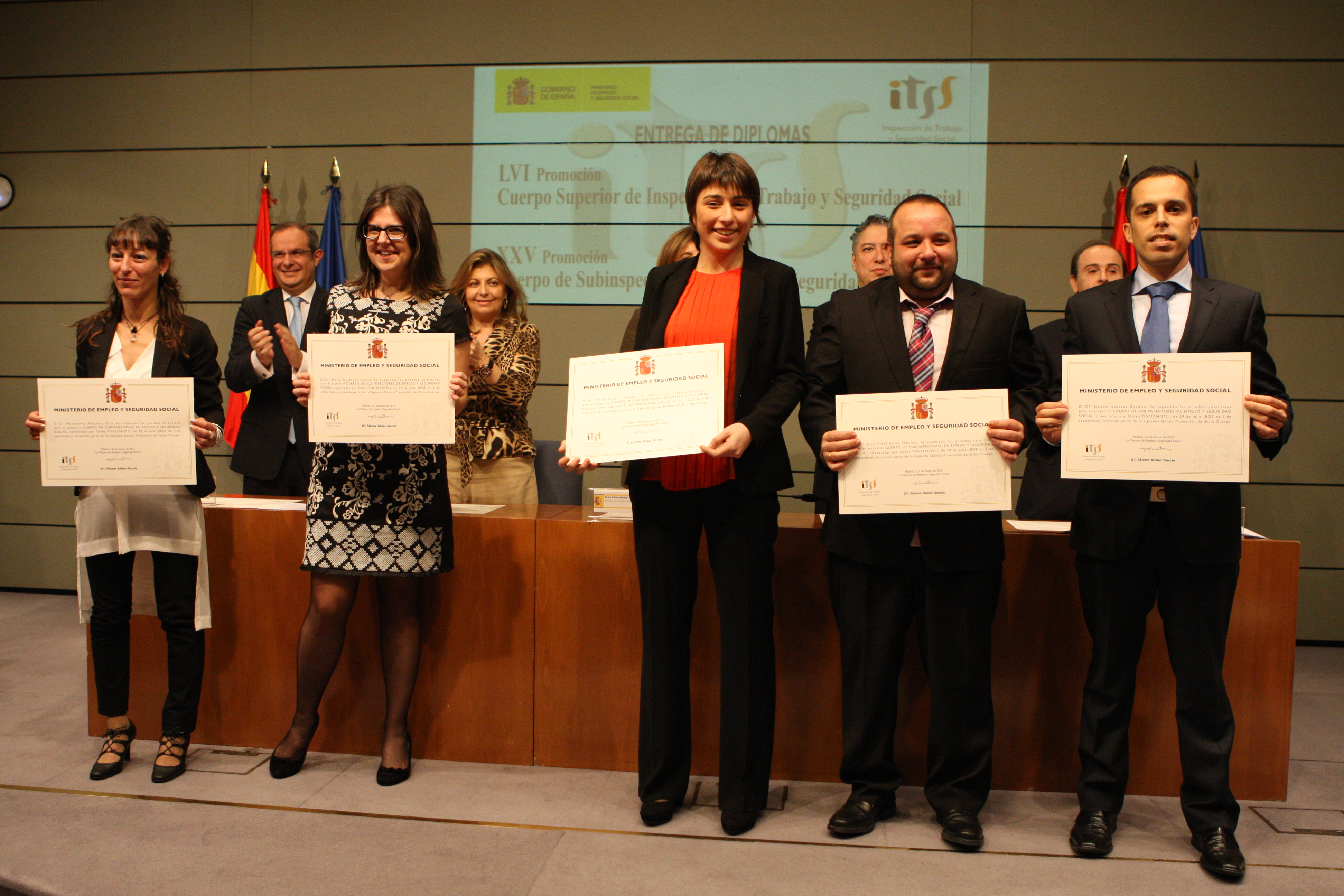 Ministra entrega diplomas inspectores