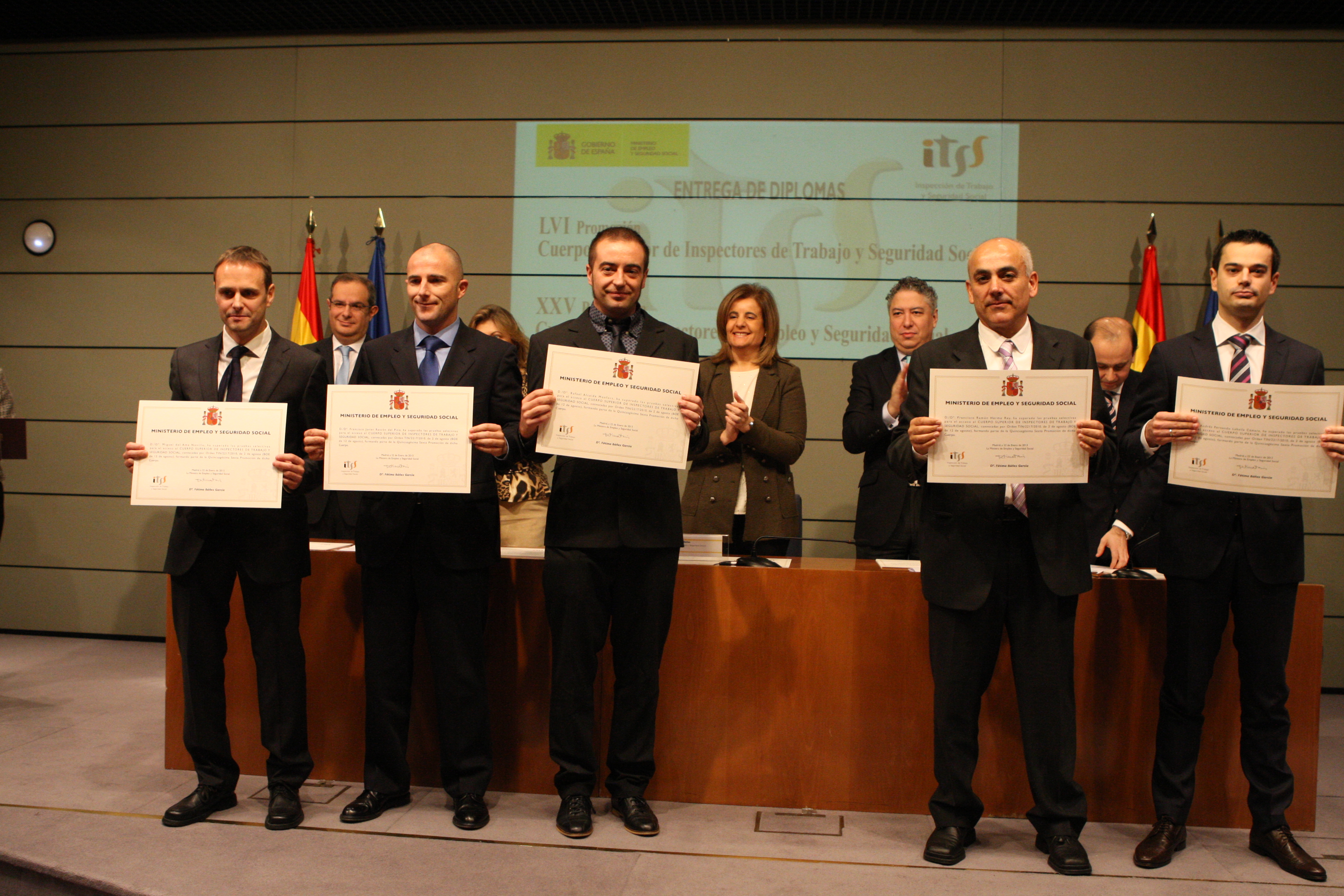 Ministra entrega diplomas inspectores