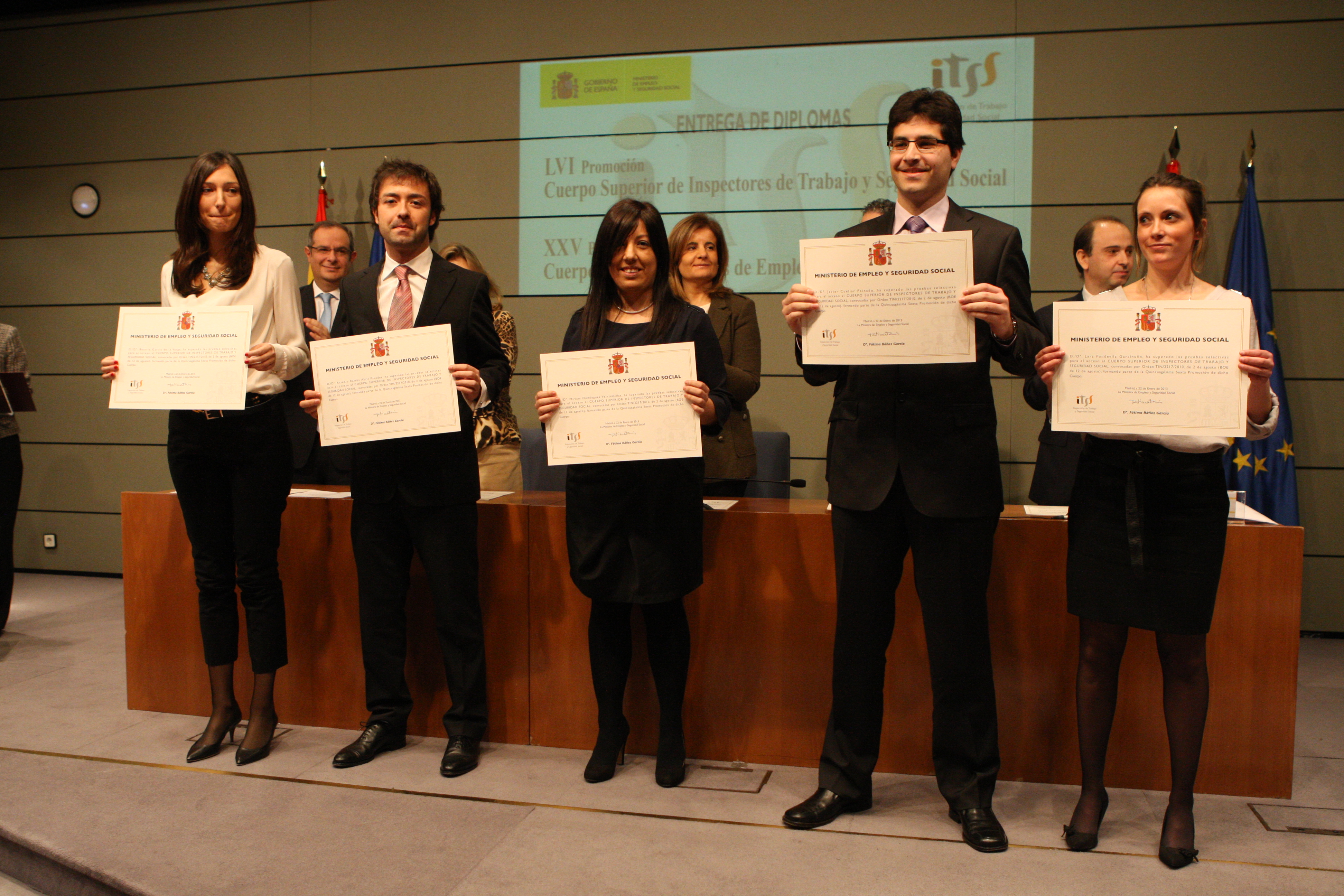 Ministra entrega diplomas inspectores
