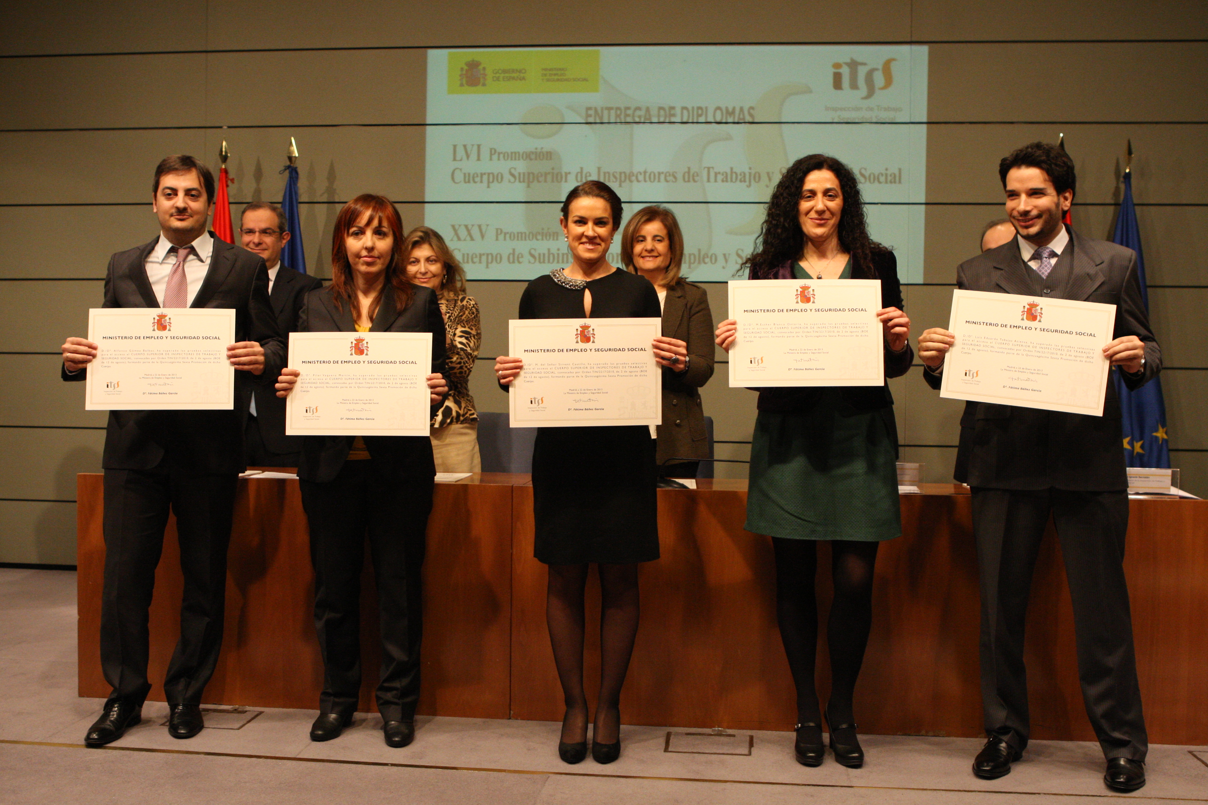 Ministra entrega diplomas inspectores