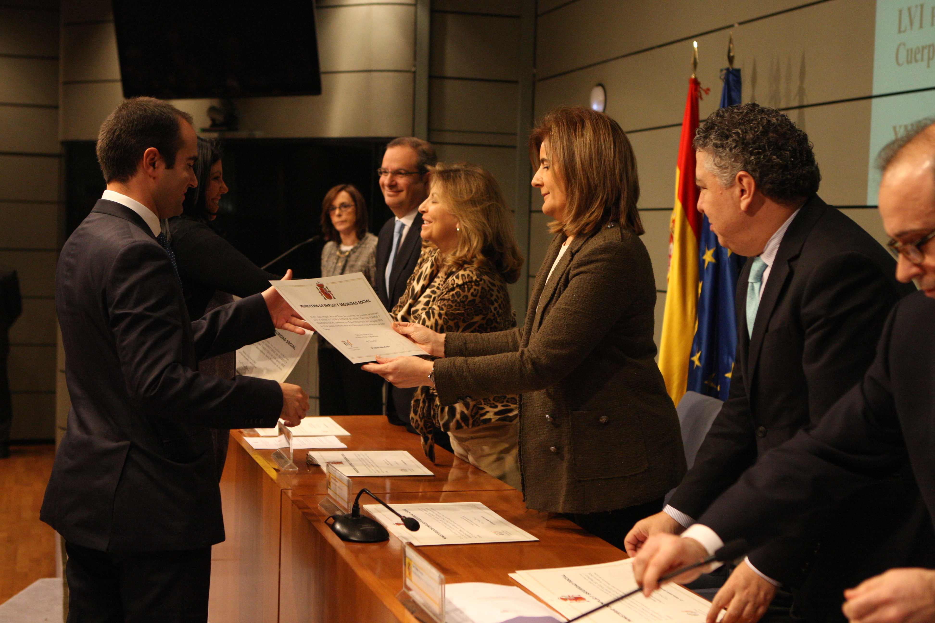 Ministra entrega diplomas inspectores