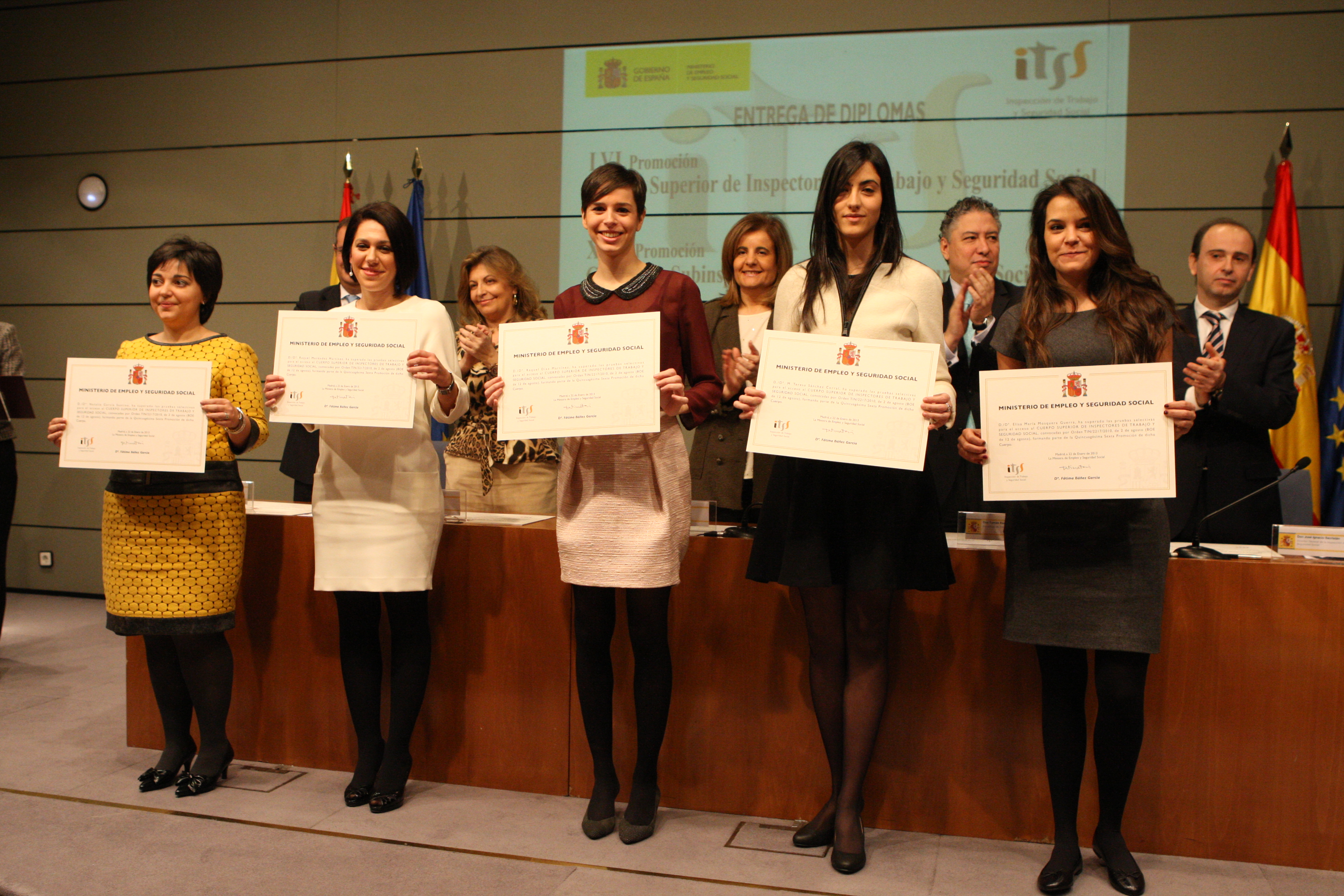Ministra entrega diplomas inspectores