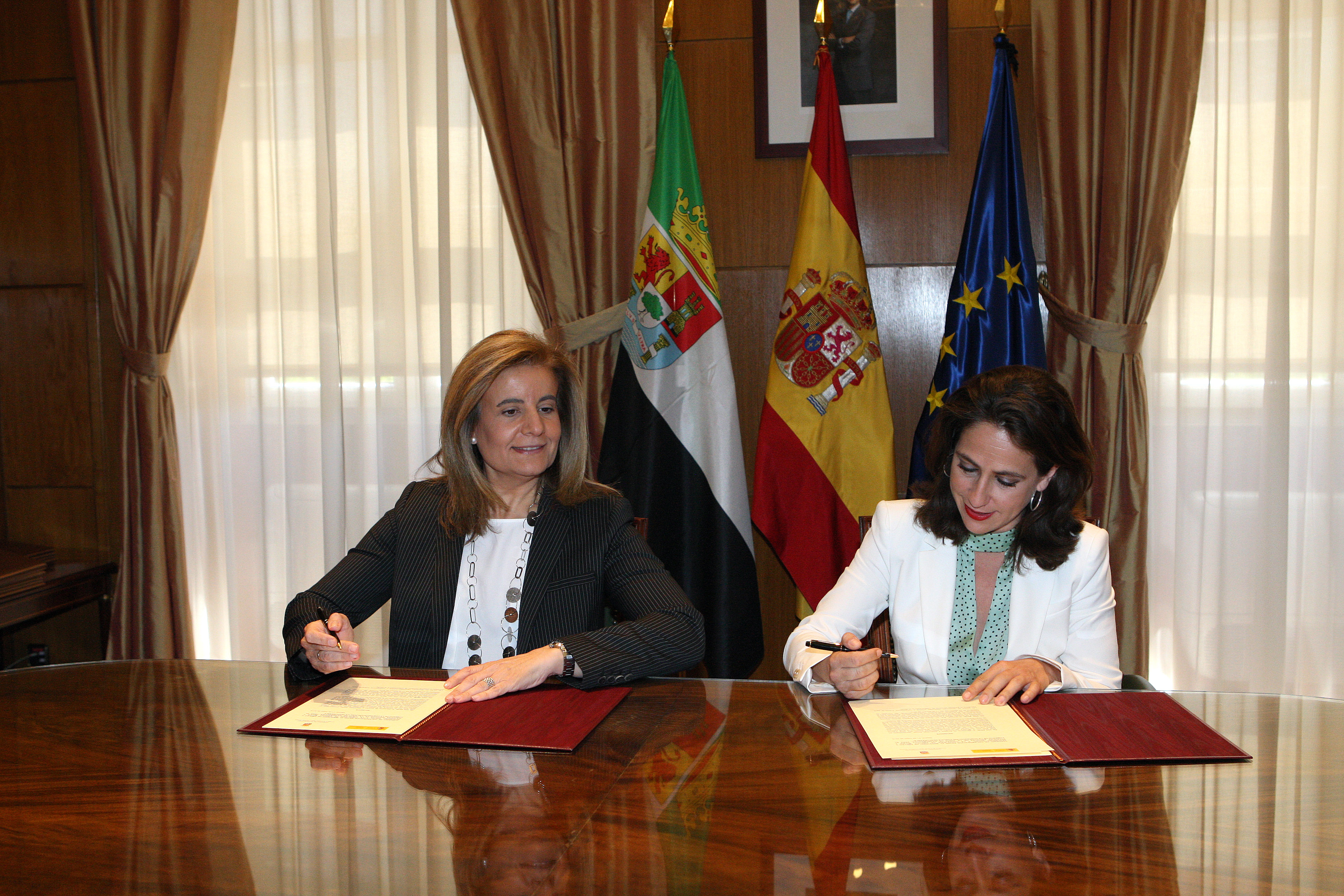  El Ministerio de Empleo y la Junta de Extremadura firman un convenio para el fomento de la contrata