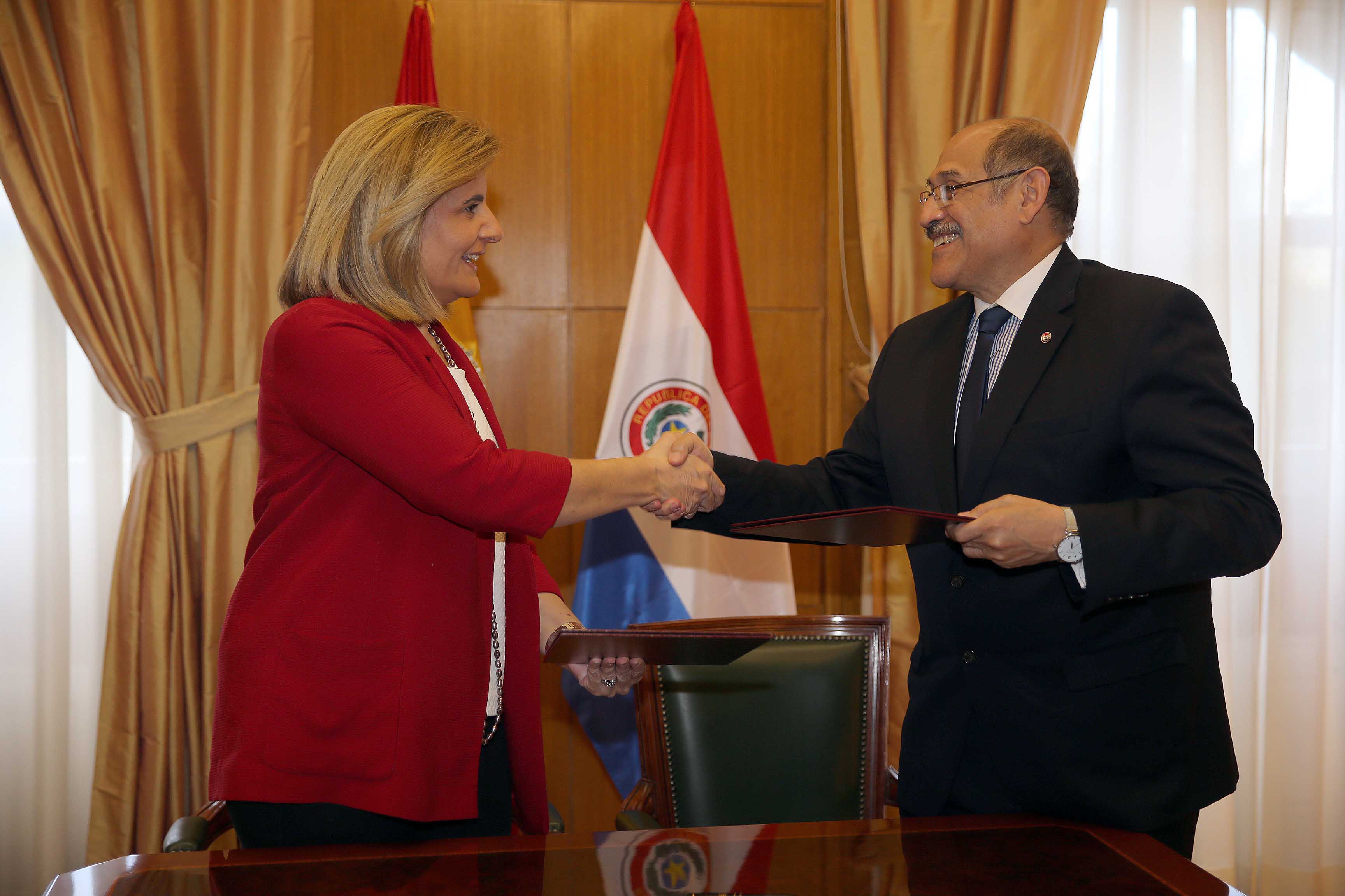 Firma de acuerdo entre las delegaciones de España y Paraguay