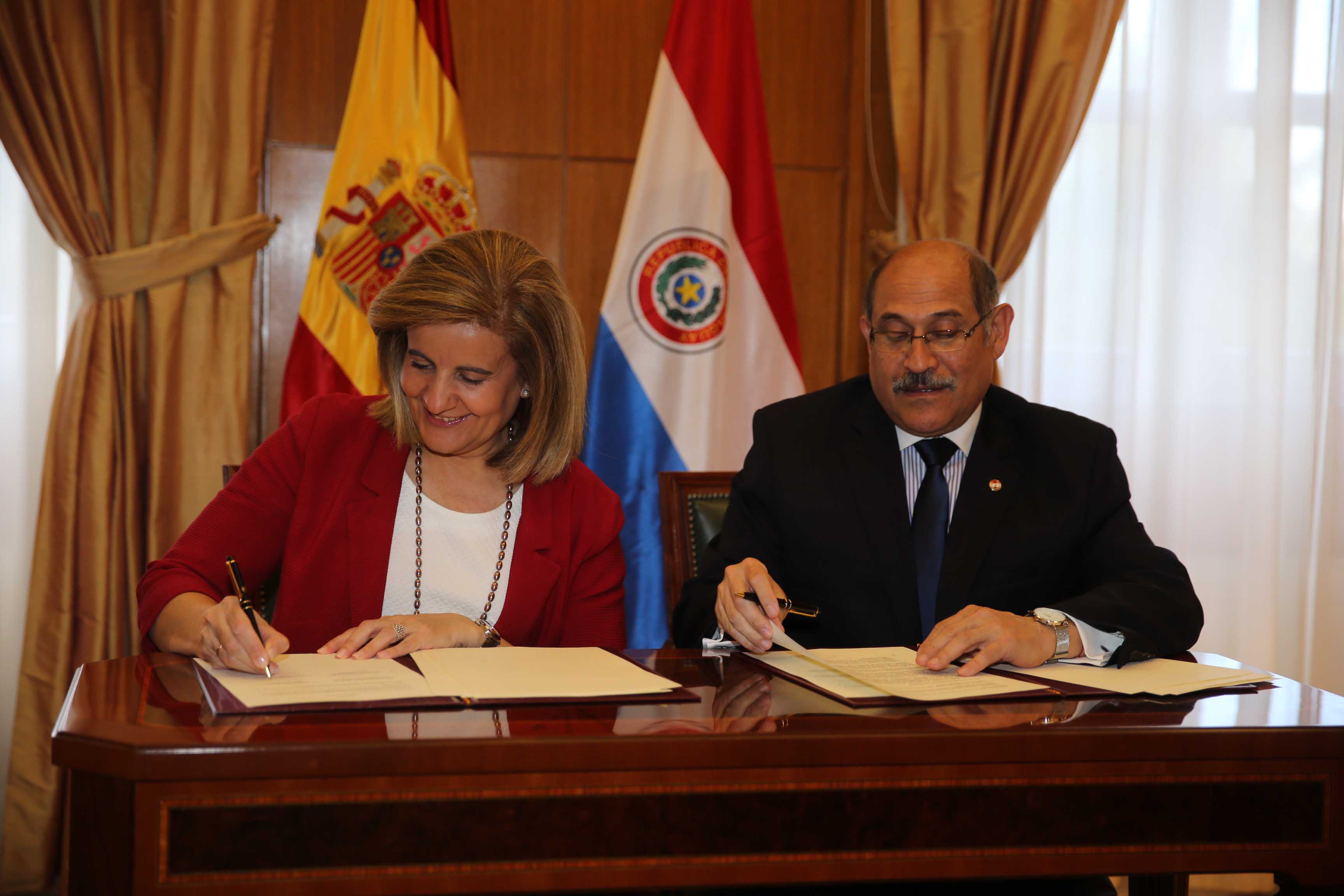 Firma de acuerdo entre las delegaciones de España y Paraguay