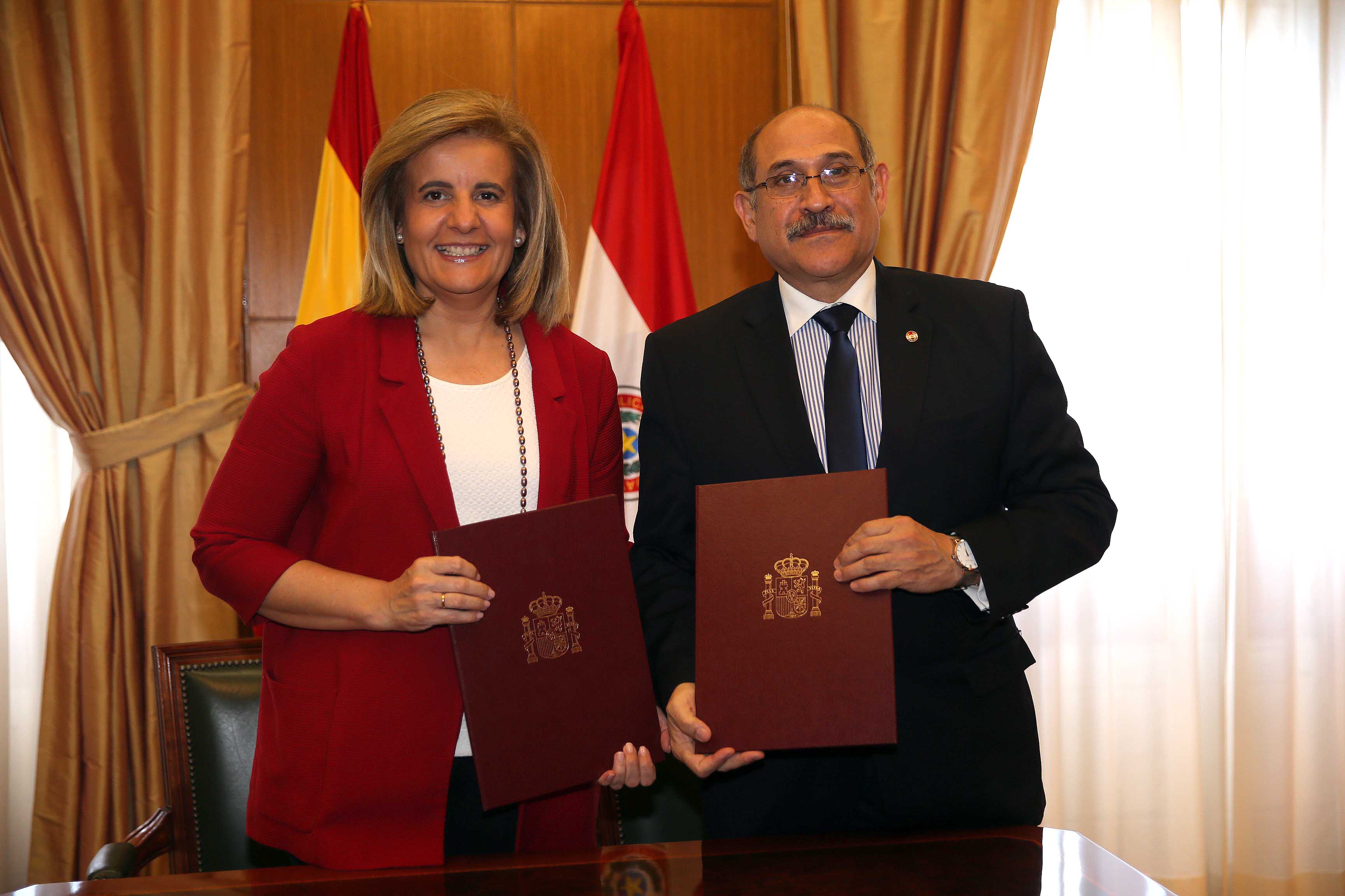 Firma de acuerdo entre las delegaciones de España y Paraguay