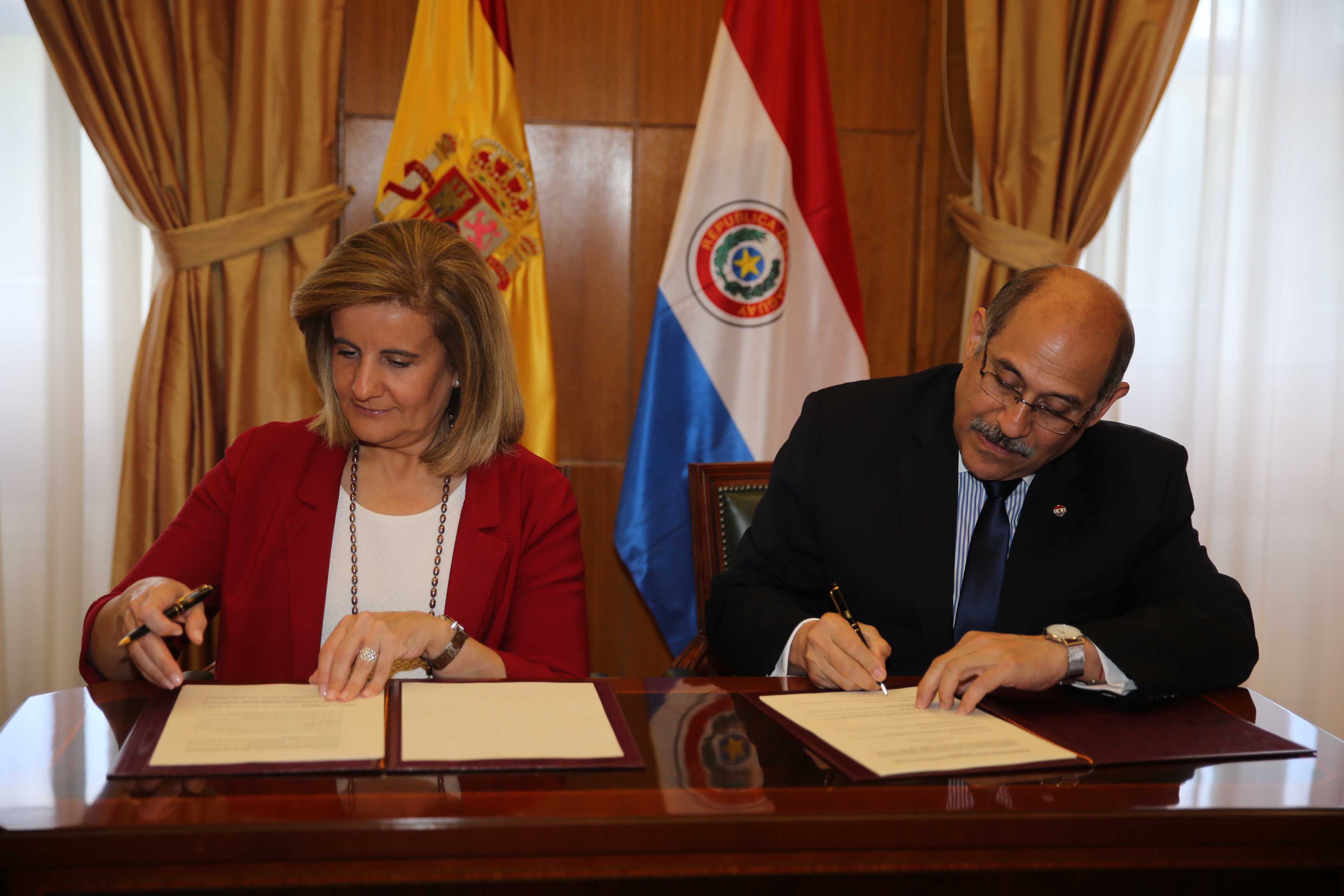 Firma de acuerdo entre las delegaciones de España y Paraguay