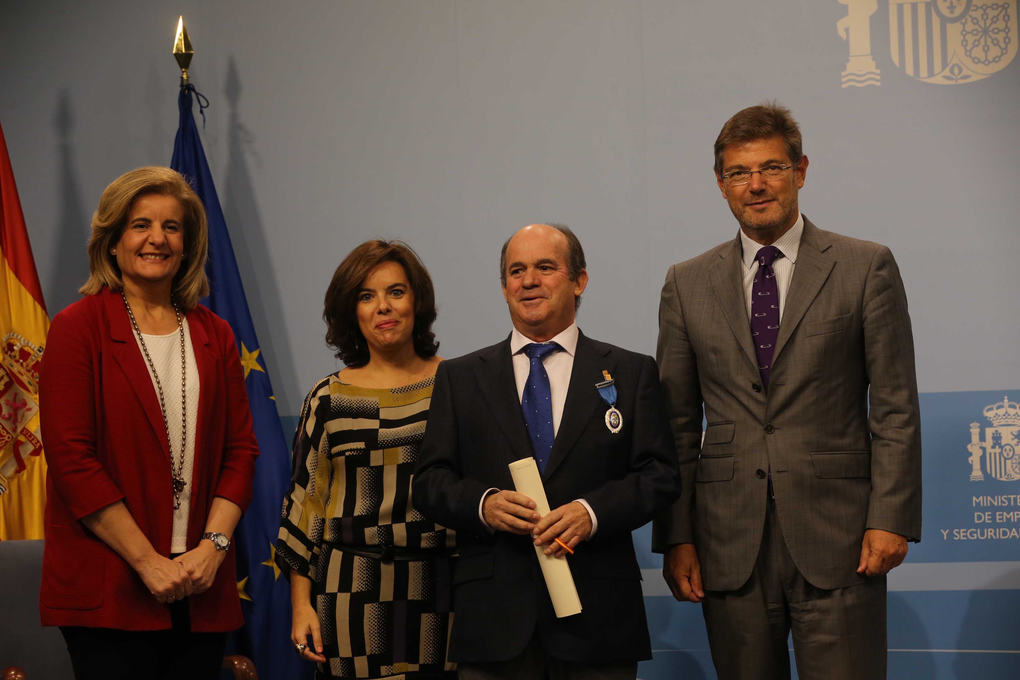  Fátima Báñez entrega 7 Medallas de Plata al Mérito en el Trabajo