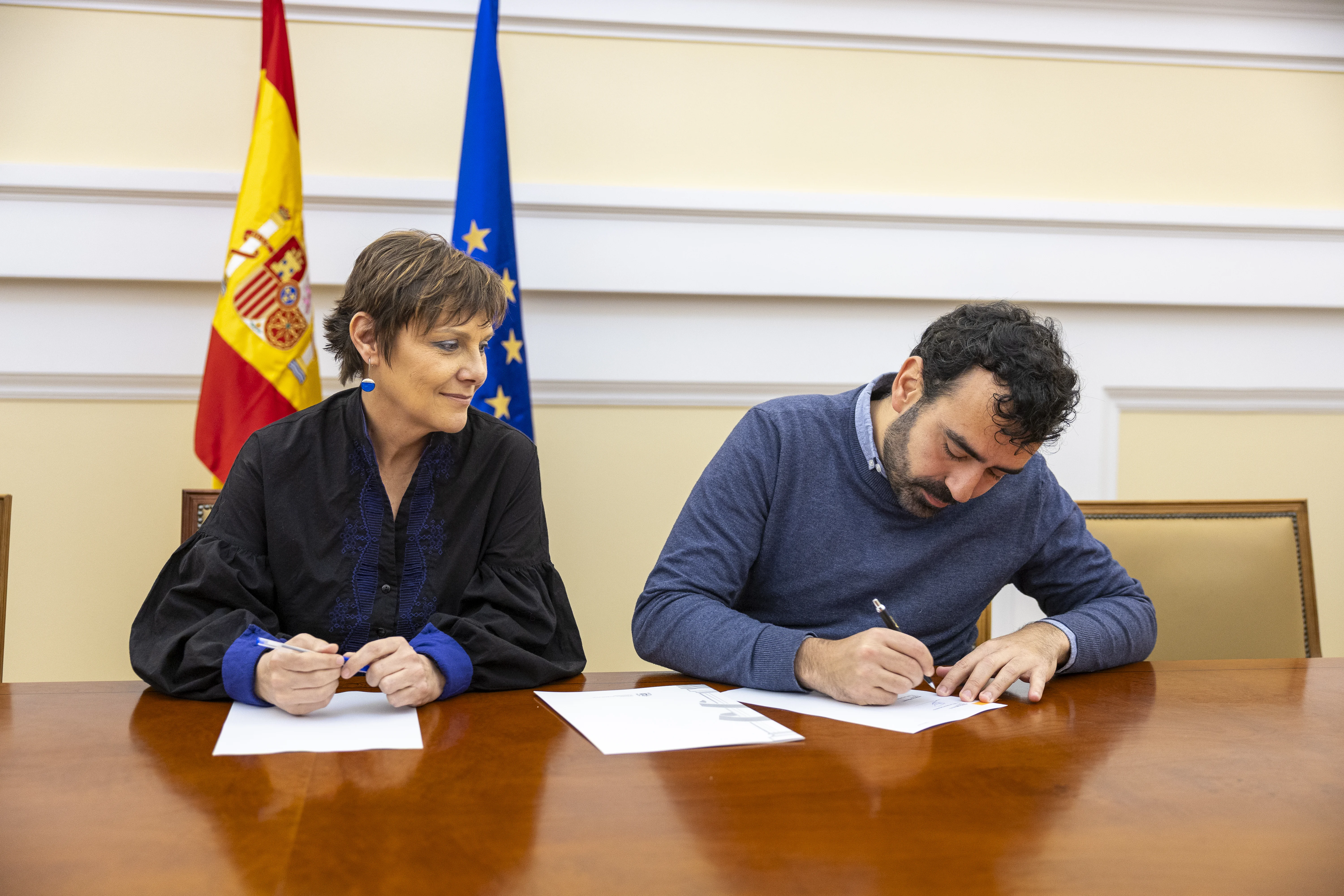 Acto de firma del acuerdo de financiación de Bridge for Billions.