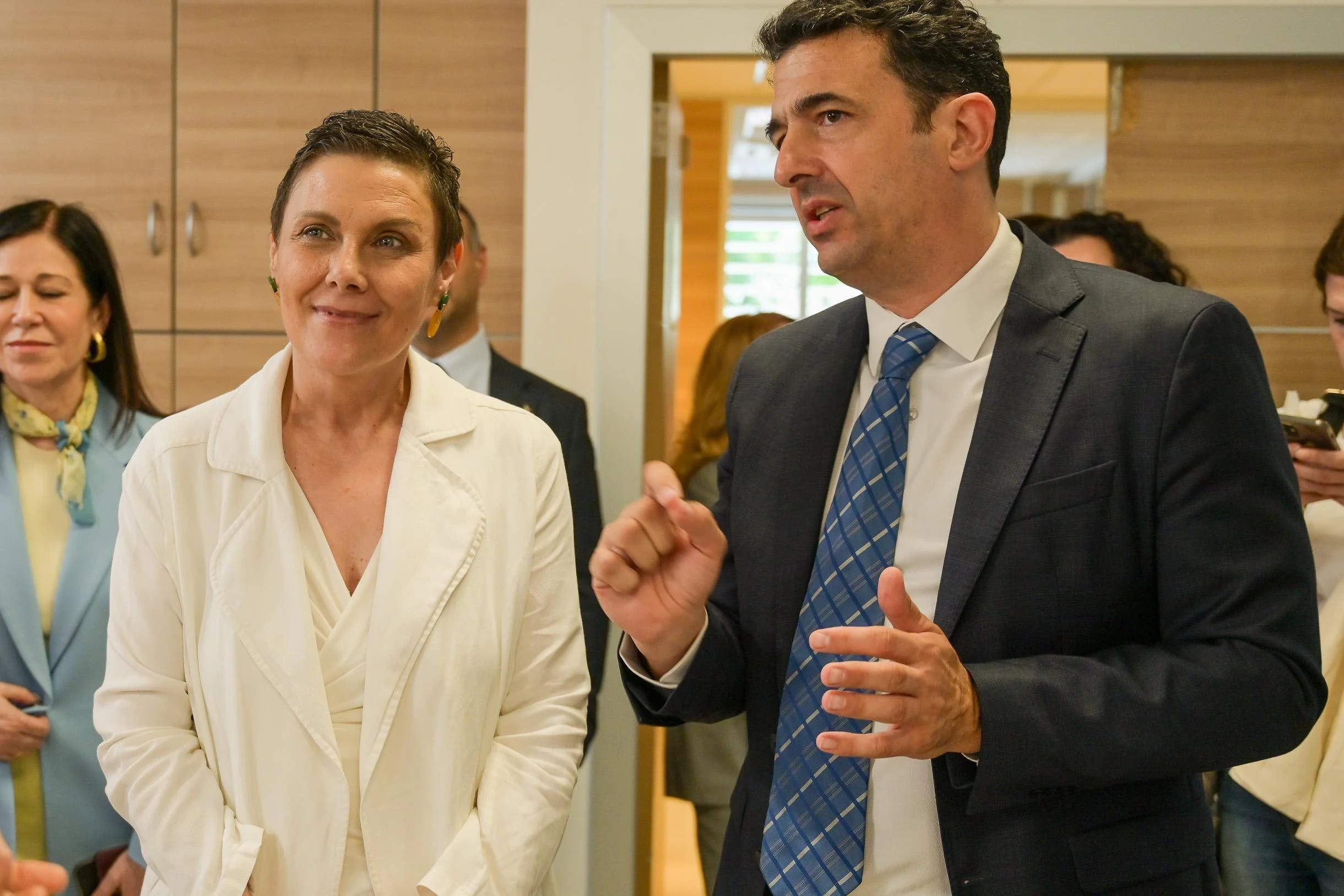 La secretaria general de Inclusión, Elena Rodríguez, y el director general de UNEI, durante la firma del acuerdo de colaboración con el FIS en Sevilla.
