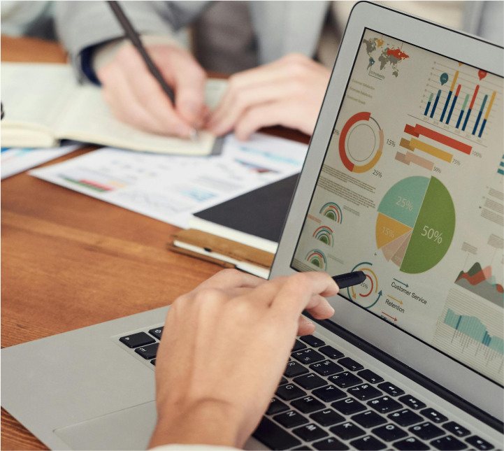 Laptop con gráficos en la pantalla.